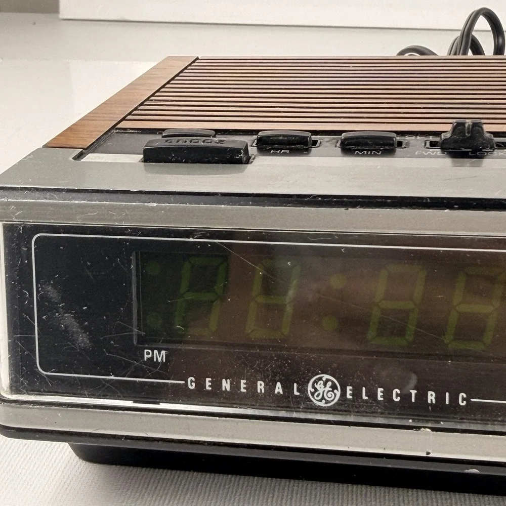 Vintage General Electric Faux Woodgrain Digital Alarm Clock Radio 74675A WORKING